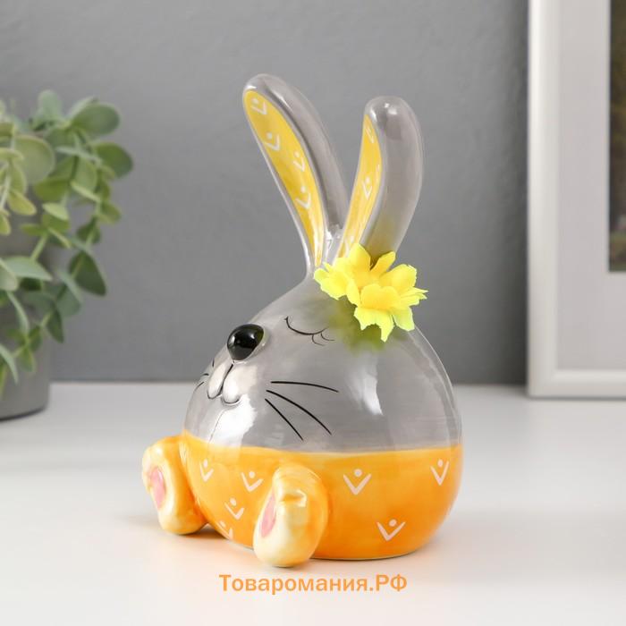 Фигурка керамика «Зайчонок в шортах, с цветочком на ухе», серо-жёлтый, 11.2×9.5×15.6 см