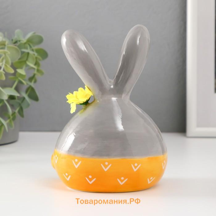 Фигурка керамика «Зайчонок в шортах, с цветочком на ухе», серо-жёлтый, 11.2×9.5×15.6 см